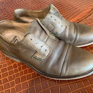 JOHN FLUEVOG FEATURES "KELLY" SLIP ON - MENS 8/WOMENS 10